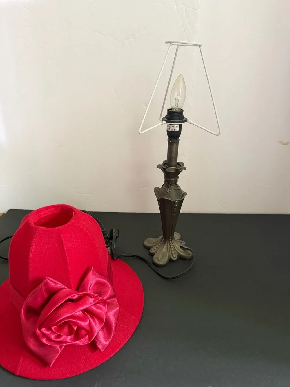 Red Hat Velvet Lamp with Rose Accent H-16,5”